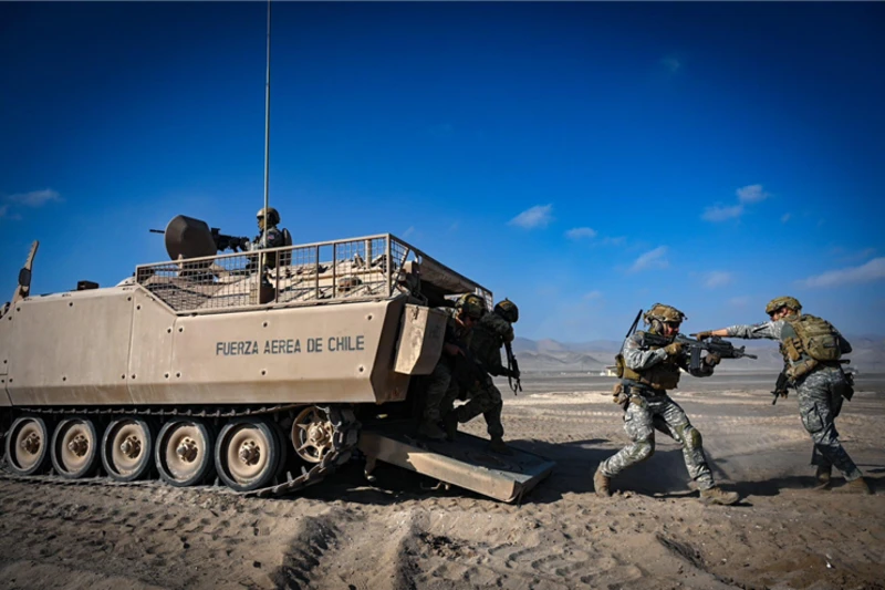 Veh�culo blindado de combate de infanter�a (IFV) YPR-765 junto Infantes de Aviaci�n y Security Forces de la USAF en Salitre 2026 (Foto: FACh